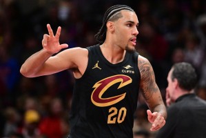 开云体育-平生涯得分纪录！泰森篮下抛投再中 三节不到已经31分