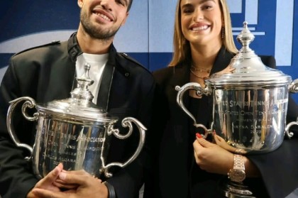 爆笑！萨巴伦卡当面把阿卡叫成辛纳，阿卡小发雷霆，抱着冠军奖杯要走