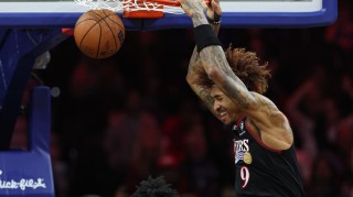 开云APP-战意很浓！乌布雷上半场12投5中&amp;三分8中4 砍下16分2板2断